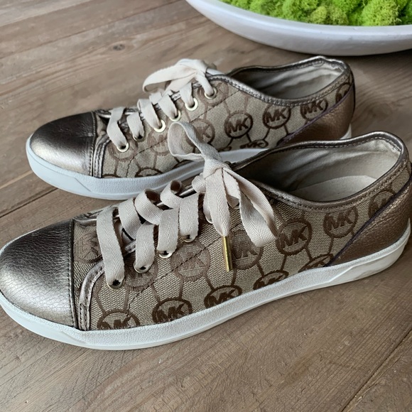 Beautiful Michael Kors Bronze MK logo sneakers 8.5 - Picture 2 of 5